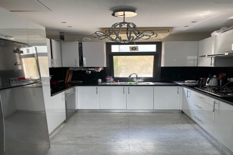  Villa for Sale in a Prime Location-Alburouj 